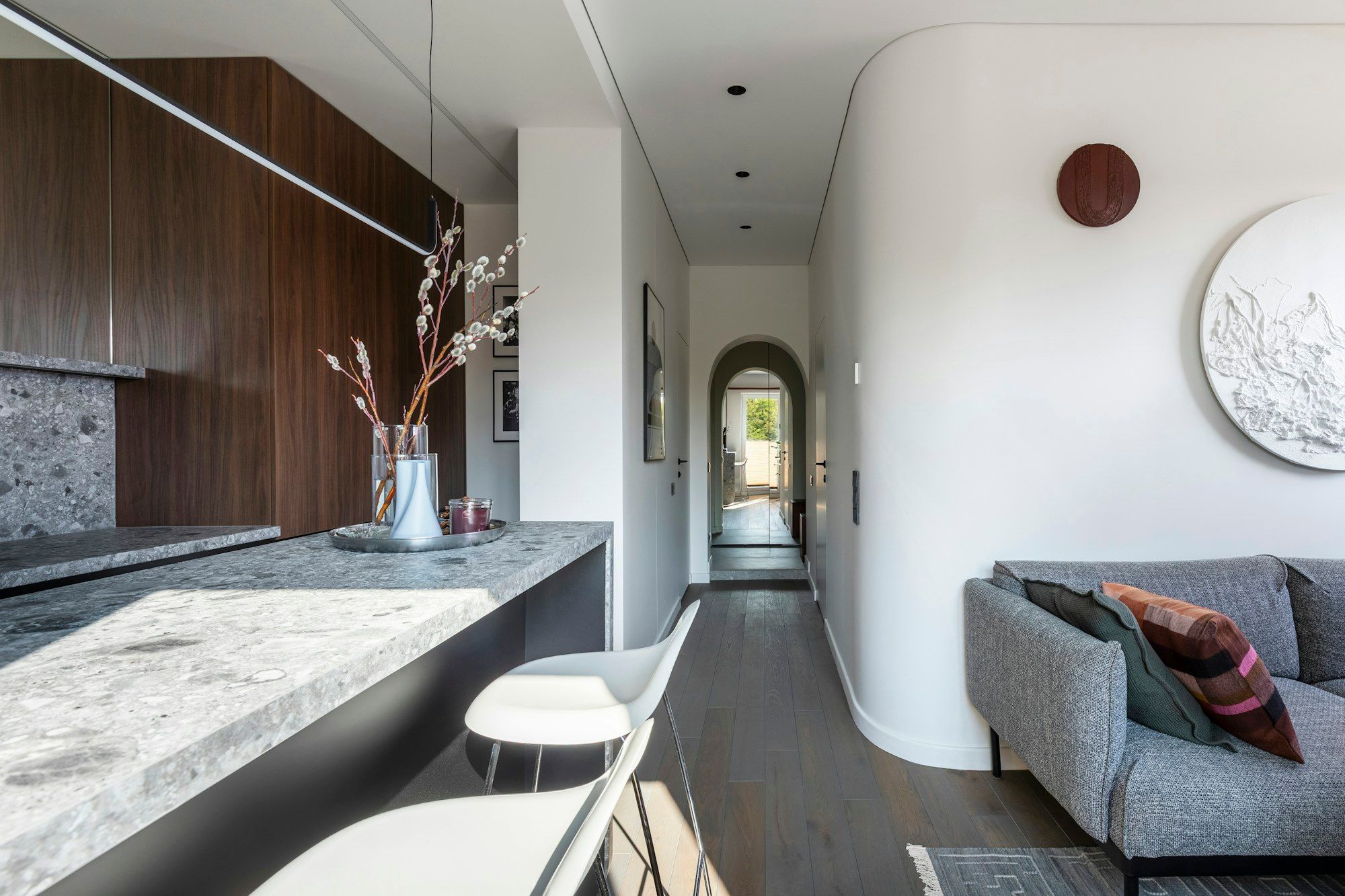 Appartement contemporain : cuisine, séjour et couloir dans la lumière naturelle