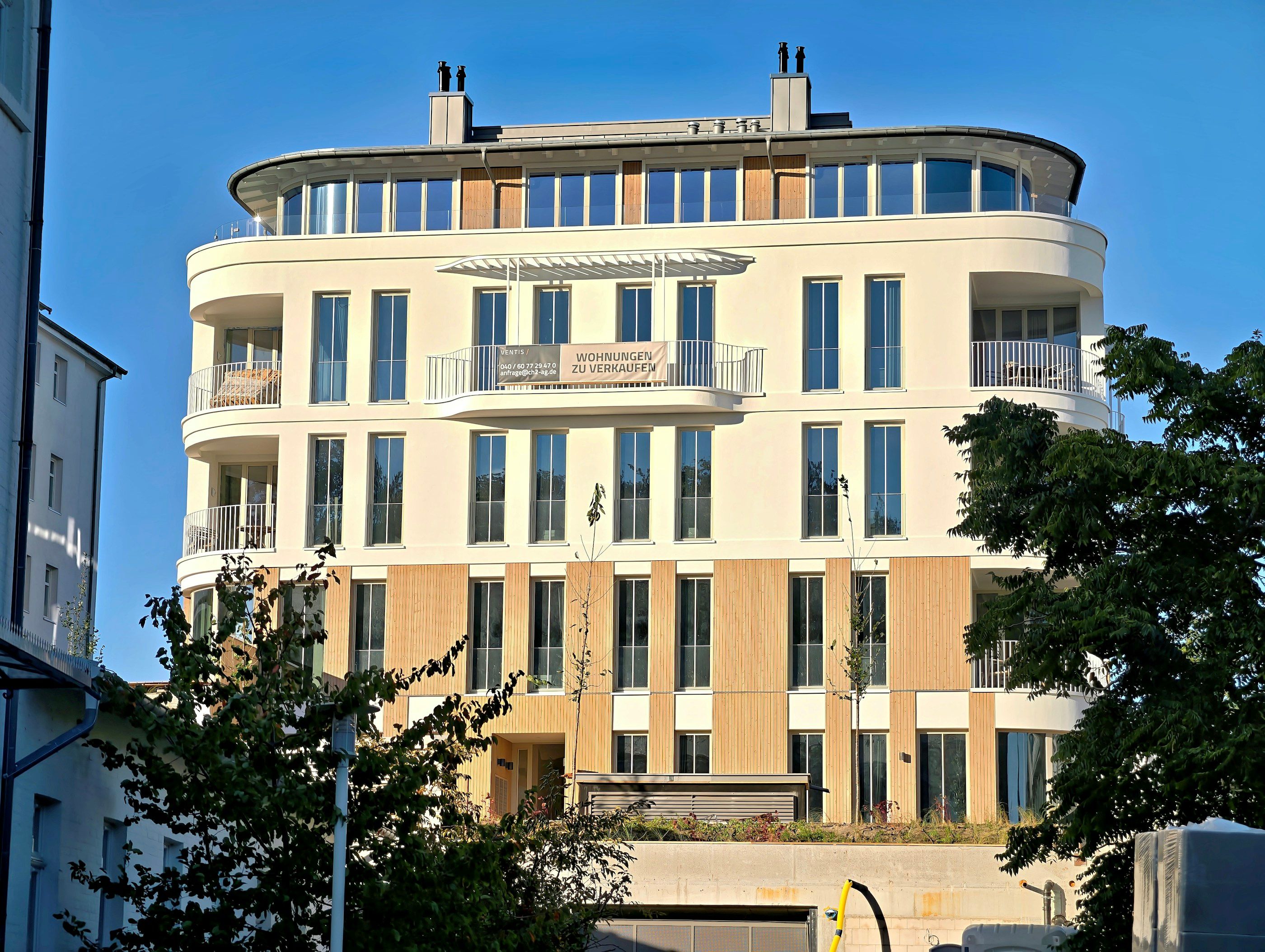 Immeuble résidentiel contemporain aux balcons arrondis
